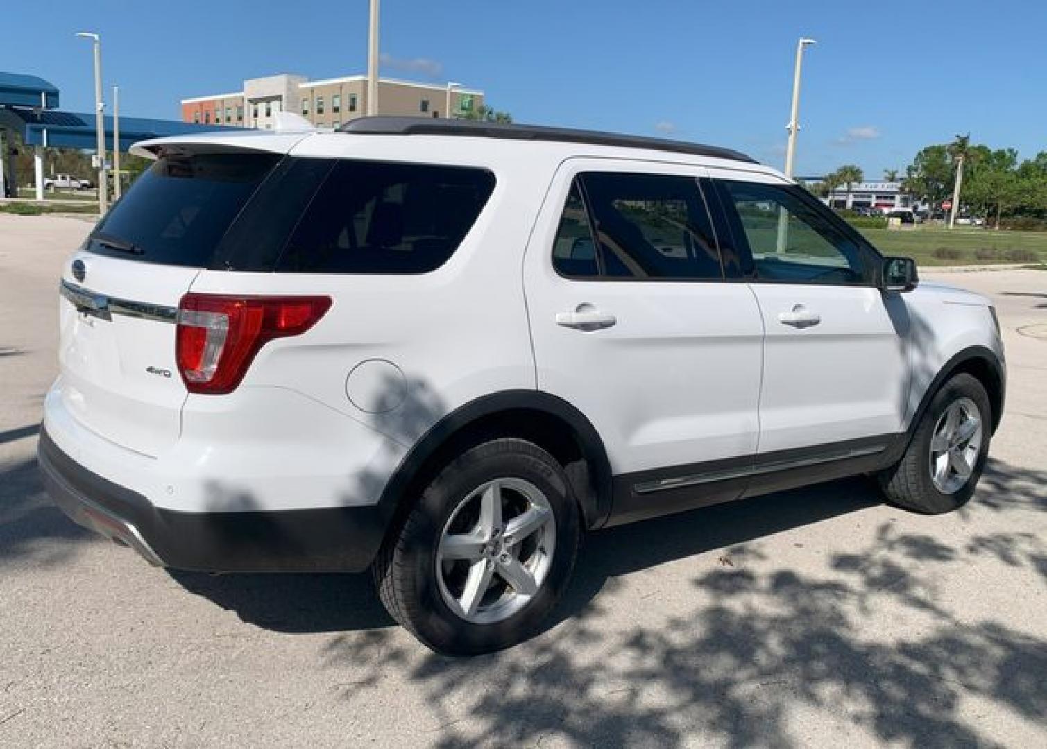 2017 WHITE /Black Cloth FORD EXPLORER XLT (1FM5K8D8XHG) with an 3.5L engine, Automatic transmission, located at 11100 Summerlin Square Dr., Fort Myers Beach, FL, 33931, (239) 999-7777, 26.493452, -81.938683 - Photo#1