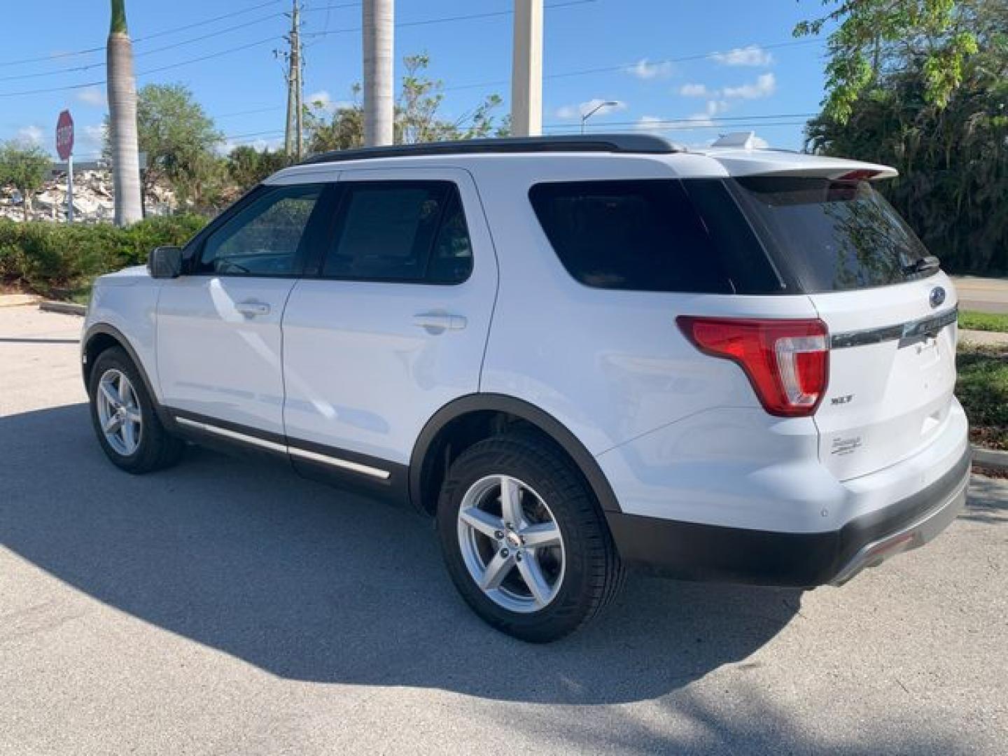 2017 WHITE /Black Cloth FORD EXPLORER XLT (1FM5K8D8XHG) with an 3.5L engine, Automatic transmission, located at 11100 Summerlin Square Dr., Fort Myers Beach, FL, 33931, (239) 999-7777, 26.493452, -81.938683 - Photo#2