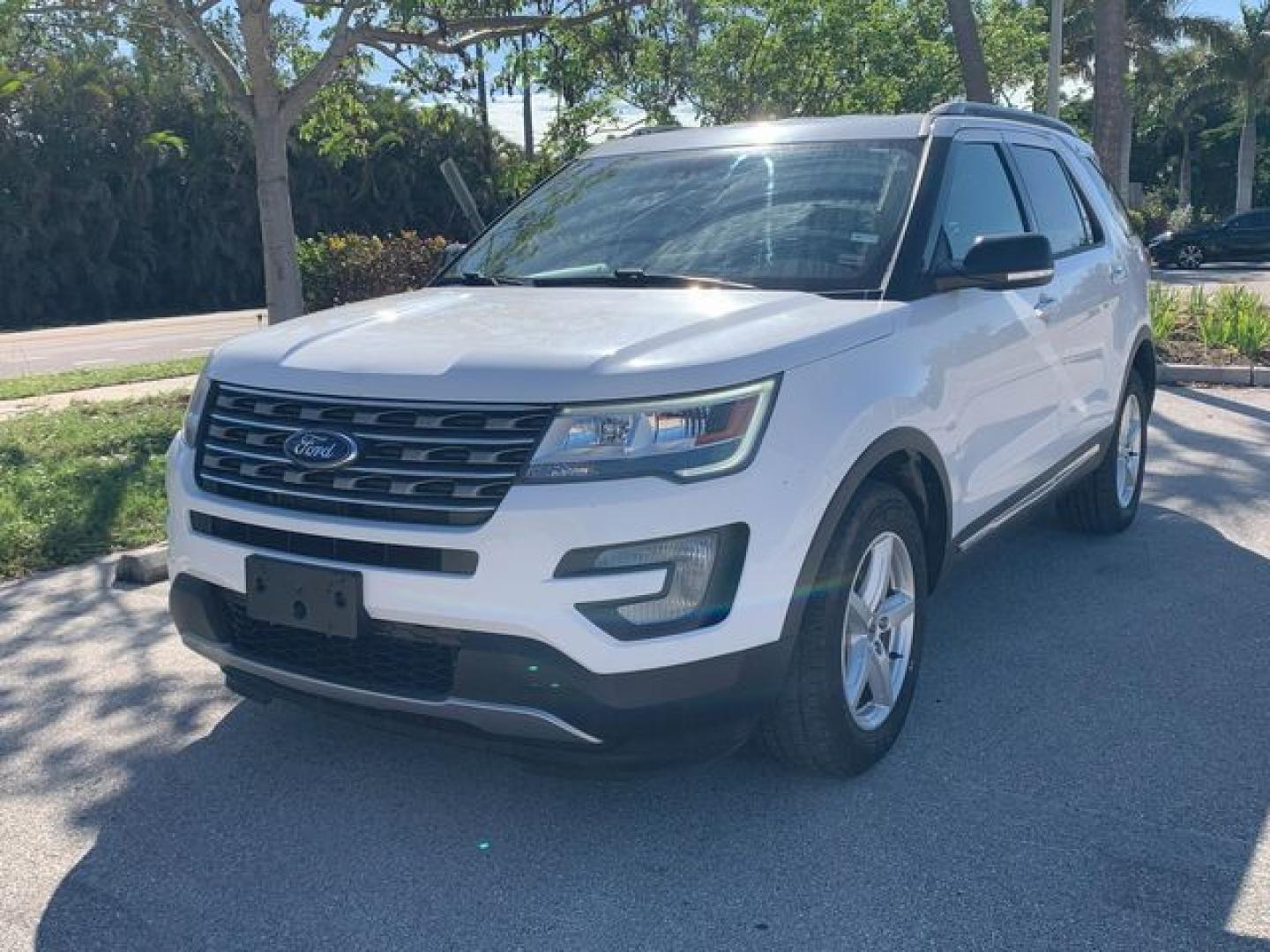 2017 WHITE /Black Cloth FORD EXPLORER XLT (1FM5K8D8XHG) with an 3.5L engine, Automatic transmission, located at 11100 Summerlin Square Dr., Fort Myers Beach, FL, 33931, (239) 999-7777, 26.493452, -81.938683 - Photo#0