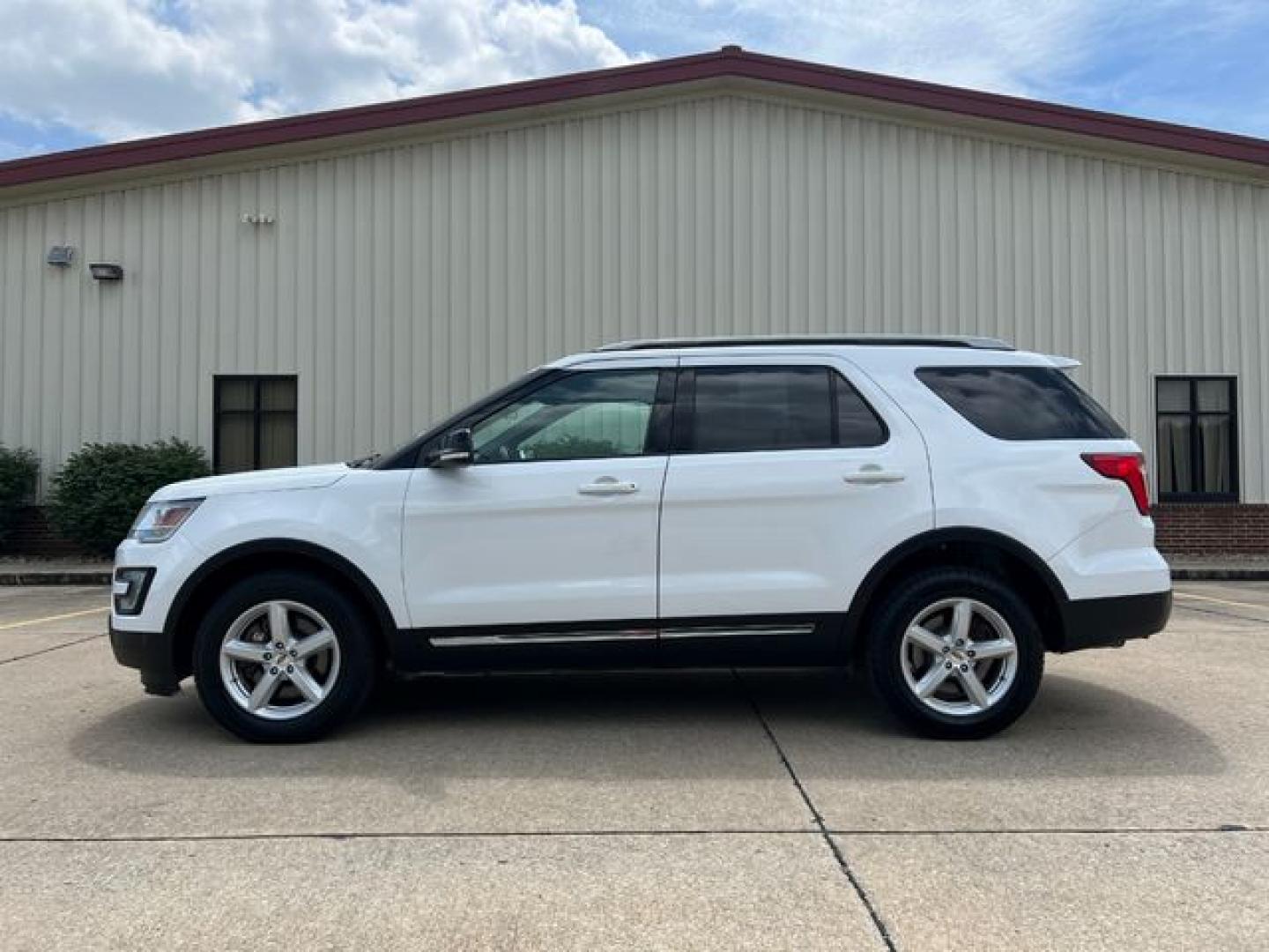 2017 WHITE /Black Cloth FORD EXPLORER XLT (1FM5K8D8XHG) with an 3.5L engine, Automatic transmission, located at 11100 Summerlin Square Dr., Fort Myers Beach, FL, 33931, (239) 999-7777, 26.493452, -81.938683 - Photo#3