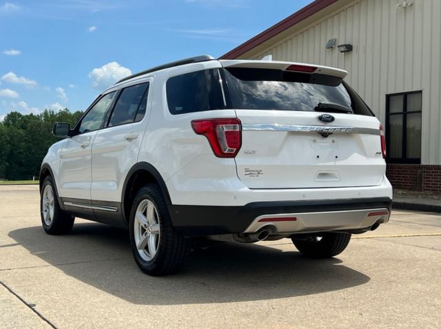 2017 WHITE /Black Cloth FORD EXPLORER XLT (1FM5K8D8XHG) with an 3.5L engine, Automatic transmission, located at 11100 Summerlin Square Dr., Fort Myers Beach, FL, 33931, (239) 999-7777, 26.493452, -81.938683 - Photo#4