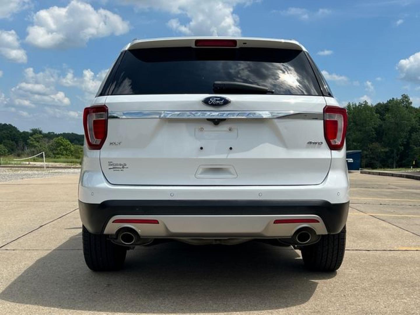 2017 WHITE /Black Cloth FORD EXPLORER XLT (1FM5K8D8XHG) with an 3.5L engine, Automatic transmission, located at 11100 Summerlin Square Dr., Fort Myers Beach, FL, 33931, (239) 999-7777, 26.493452, -81.938683 - Photo#5