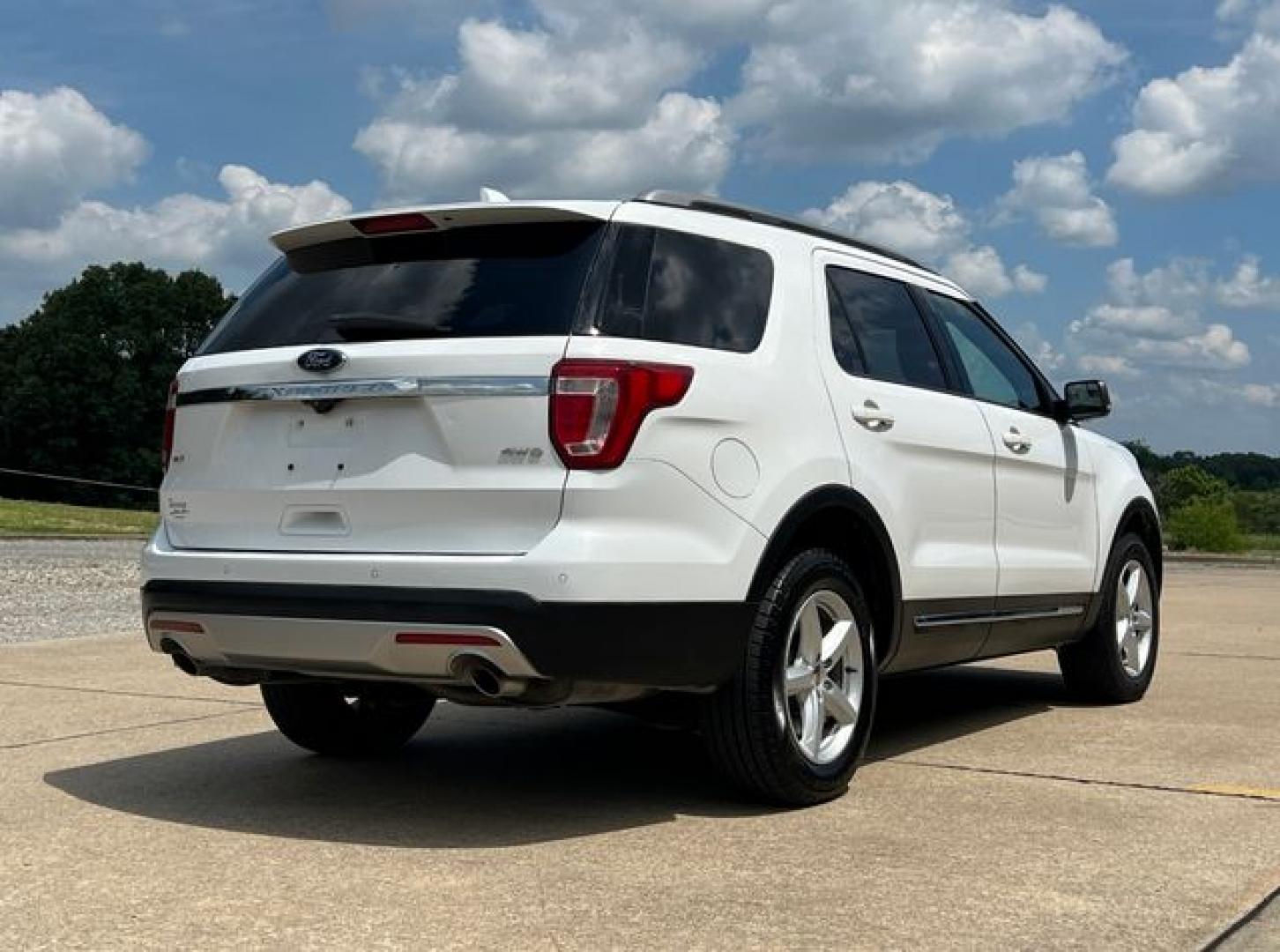 2017 WHITE /Black Cloth FORD EXPLORER XLT (1FM5K8D8XHG) with an 3.5L engine, Automatic transmission, located at 11100 Summerlin Square Dr., Fort Myers Beach, FL, 33931, (239) 999-7777, 26.493452, -81.938683 - Photo#6