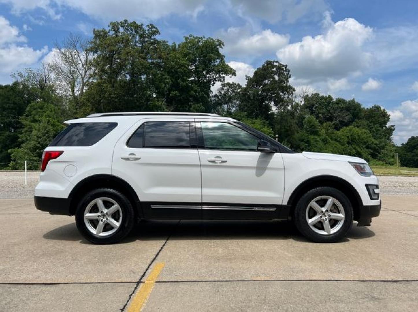 2017 WHITE /Black Cloth FORD EXPLORER XLT (1FM5K8D8XHG) with an 3.5L engine, Automatic transmission, located at 11100 Summerlin Square Dr., Fort Myers Beach, FL, 33931, (239) 999-7777, 26.493452, -81.938683 - Photo#7