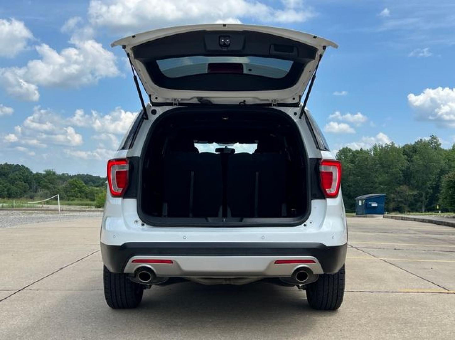 2017 WHITE /Black Cloth FORD EXPLORER XLT (1FM5K8D8XHG) with an 3.5L engine, Automatic transmission, located at 11100 Summerlin Square Dr., Fort Myers Beach, FL, 33931, (239) 999-7777, 26.493452, -81.938683 - Photo#13