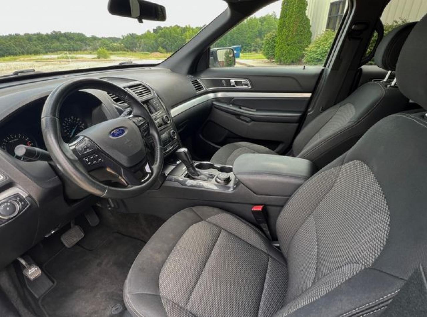 2017 WHITE /Black Cloth FORD EXPLORER XLT (1FM5K8D8XHG) with an 3.5L engine, Automatic transmission, located at 11100 Summerlin Square Dr., Fort Myers Beach, FL, 33931, (239) 999-7777, 26.493452, -81.938683 - Photo#41