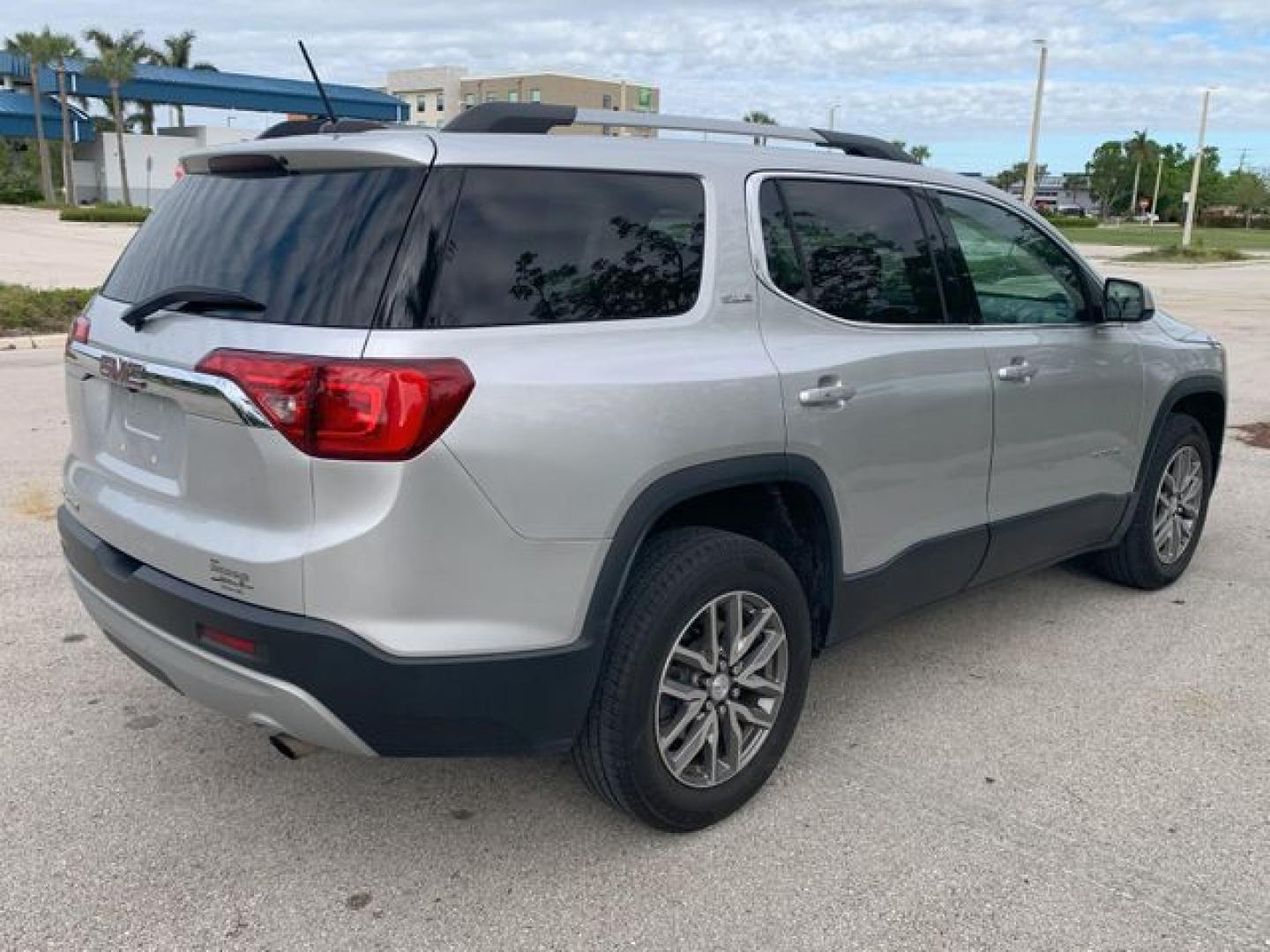 2019 SILVER /Black Cloth GMC ACADIA SLE (1GKKNLLAXKZ) with an 2.5L engine, Automatic transmission, located at 11100 Summerlin Square Dr., Fort Myers Beach, FL, 33931, (239) 999-7777, 26.493452, -81.938683 - Photo#0