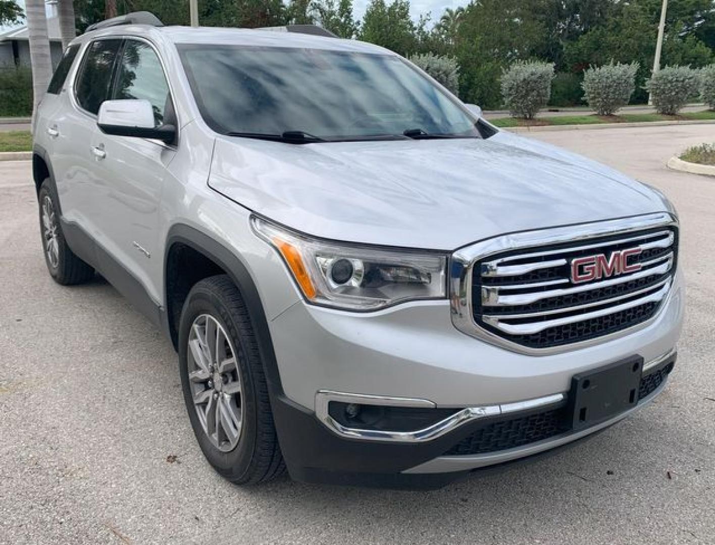 2019 SILVER /Black Cloth GMC ACADIA SLE (1GKKNLLAXKZ) with an 2.5L engine, Automatic transmission, located at 11100 Summerlin Square Dr., Fort Myers Beach, FL, 33931, (239) 999-7777, 26.493452, -81.938683 - Photo#1