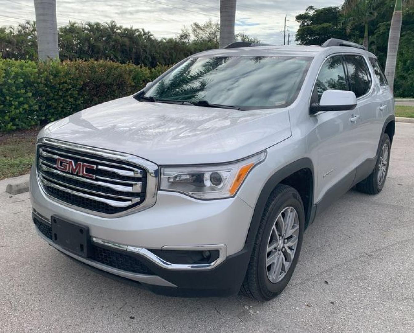 2019 SILVER /Black Cloth GMC ACADIA SLE (1GKKNLLAXKZ) with an 2.5L engine, Automatic transmission, located at 11100 Summerlin Square Dr., Fort Myers Beach, FL, 33931, (239) 999-7777, 26.493452, -81.938683 - Photo#2