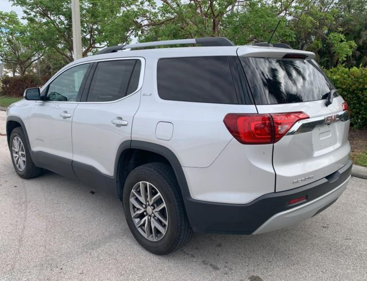 2019 SILVER /Black Cloth GMC ACADIA SLE (1GKKNLLAXKZ) with an 2.5L engine, Automatic transmission, located at 11100 Summerlin Square Dr., Fort Myers Beach, FL, 33931, (239) 999-7777, 26.493452, -81.938683 - Photo#3