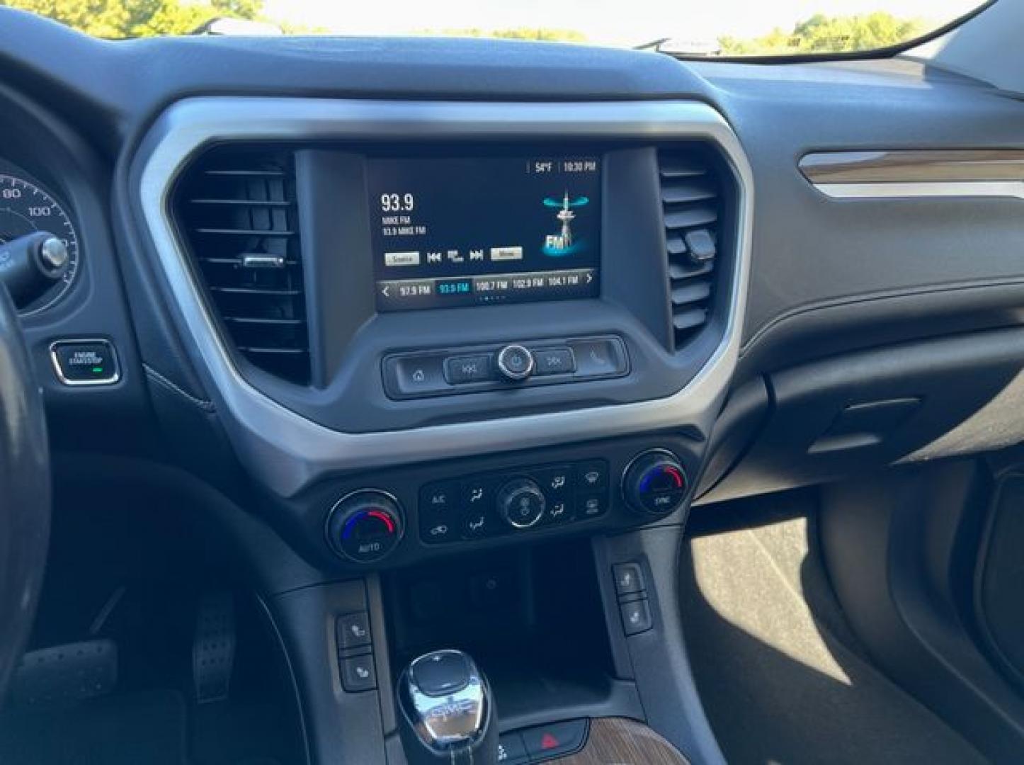 2019 SILVER /Black Cloth GMC ACADIA SLE (1GKKNLLAXKZ) with an 2.5L engine, Automatic transmission, located at 11100 Summerlin Square Dr., Fort Myers Beach, FL, 33931, (239) 999-7777, 26.493452, -81.938683 - Photo#9