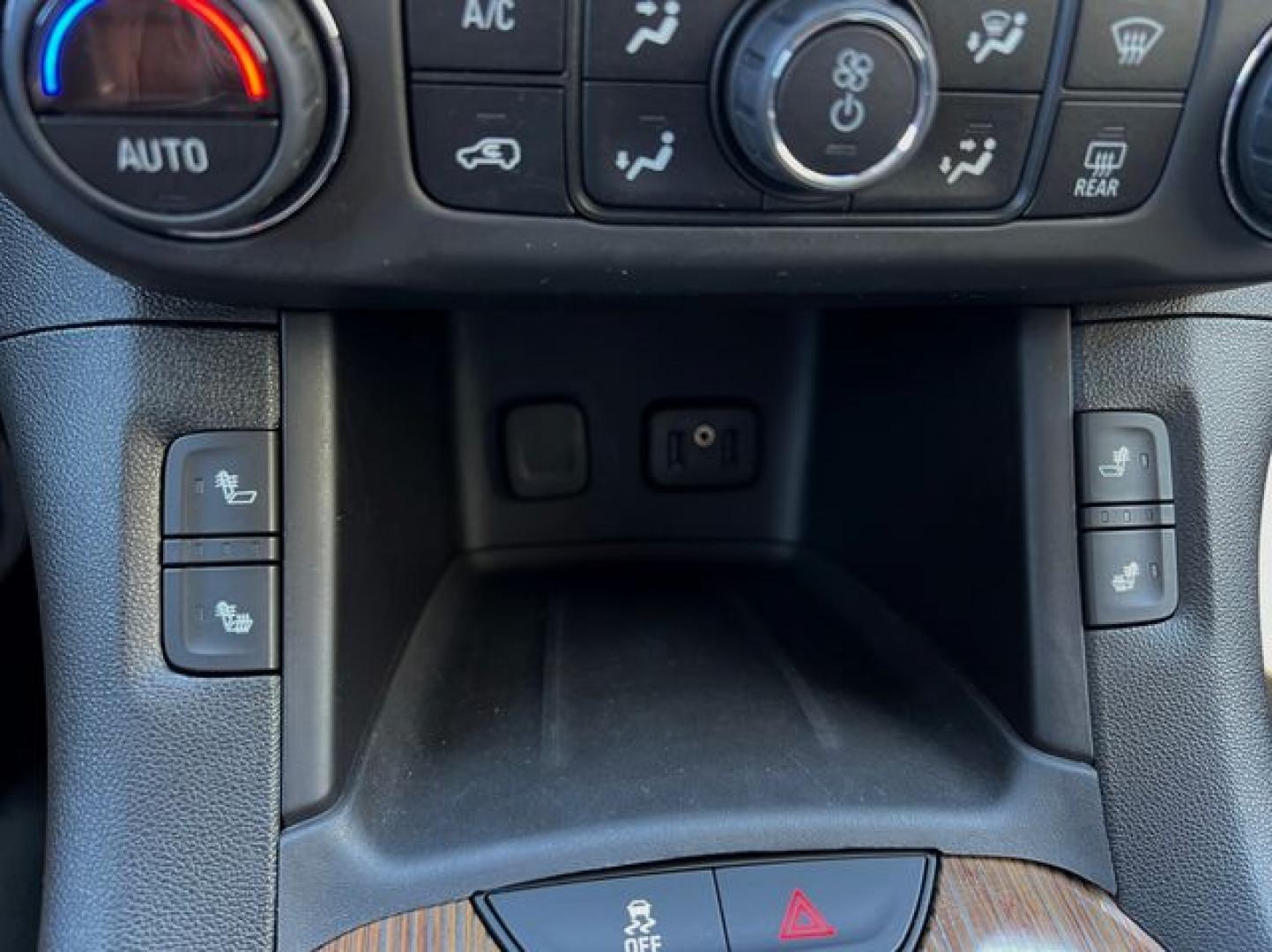 2019 SILVER /Black Cloth GMC ACADIA SLE (1GKKNLLAXKZ) with an 2.5L engine, Automatic transmission, located at 11100 Summerlin Square Dr., Fort Myers Beach, FL, 33931, (239) 999-7777, 26.493452, -81.938683 - Photo#12