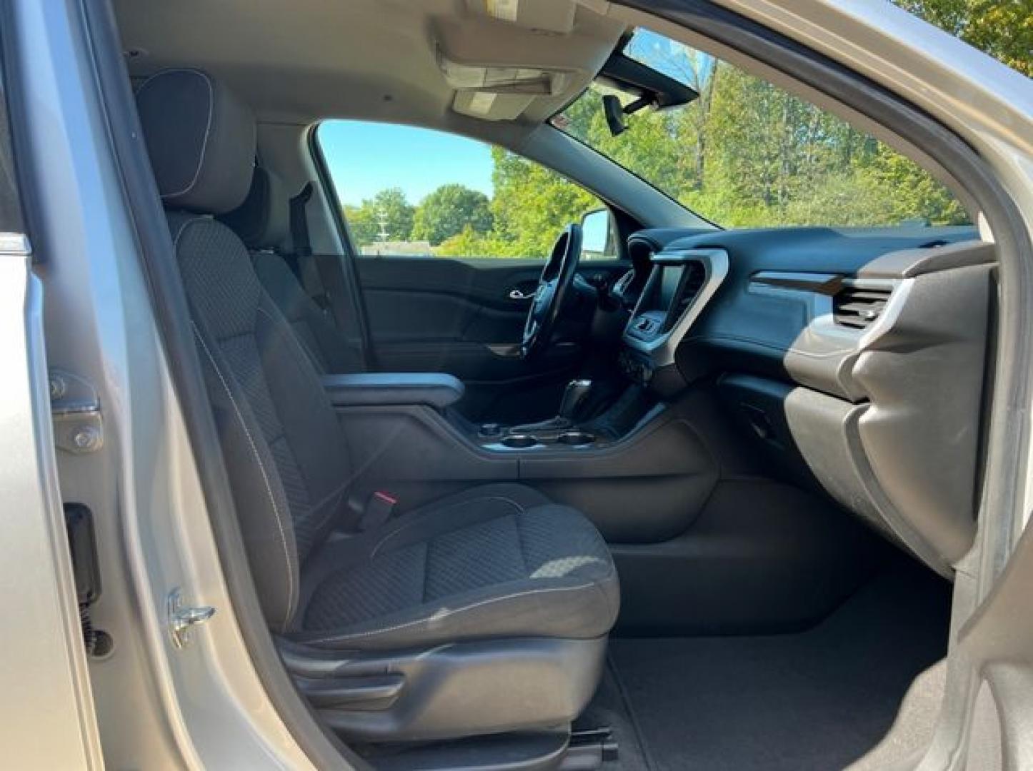 2019 SILVER /Black Cloth GMC ACADIA SLE (1GKKNLLAXKZ) with an 2.5L engine, Automatic transmission, located at 11100 Summerlin Square Dr., Fort Myers Beach, FL, 33931, (239) 999-7777, 26.493452, -81.938683 - Photo#27