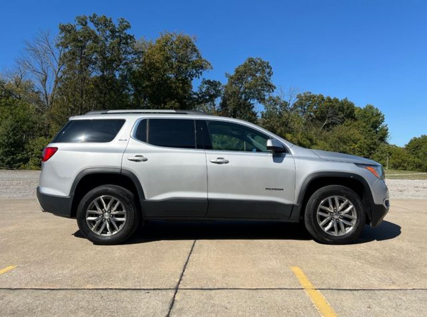 2019 SILVER /Black Cloth GMC ACADIA SLE (1GKKNLLAXKZ) with an 2.5L engine, Automatic transmission, located at 11100 Summerlin Square Dr., Fort Myers Beach, FL, 33931, (239) 999-7777, 26.493452, -81.938683 - Photo#44