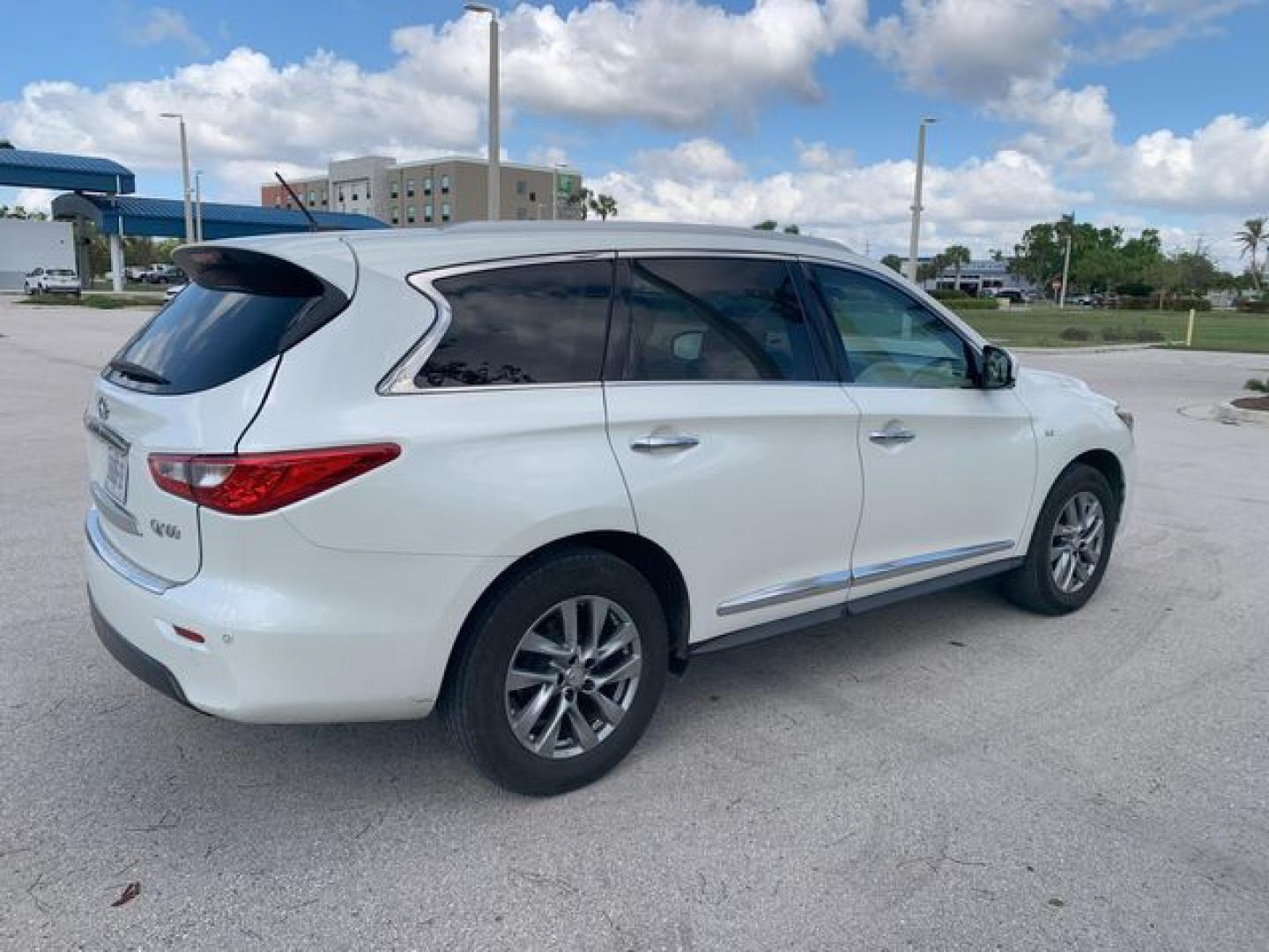 2015 WHITE /Tan Leather INFINITI QX60 SUV (5N1AL0MM7FC) with an 3.5L engine, Continuously Variable transmission, located at 11100 Summerlin Square Dr., Fort Myers Beach, FL, 33931, (239) 999-7777, 26.493452, -81.938683 - Photo#4