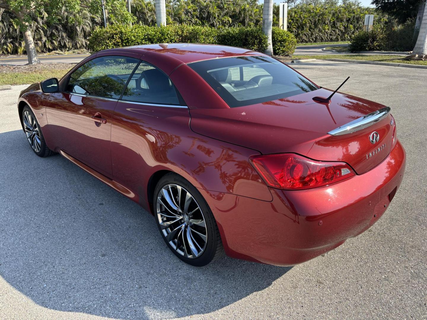 2014 RED INFINITI Q60 BASE (JN1CV6FE8EM) with an 3.7L engine, Automatic transmission, located at 11100 Summerlin Square Dr., Fort Myers Beach, FL, 33931, (239) 999-7777, 26.493452, -81.938683 - Photo#9