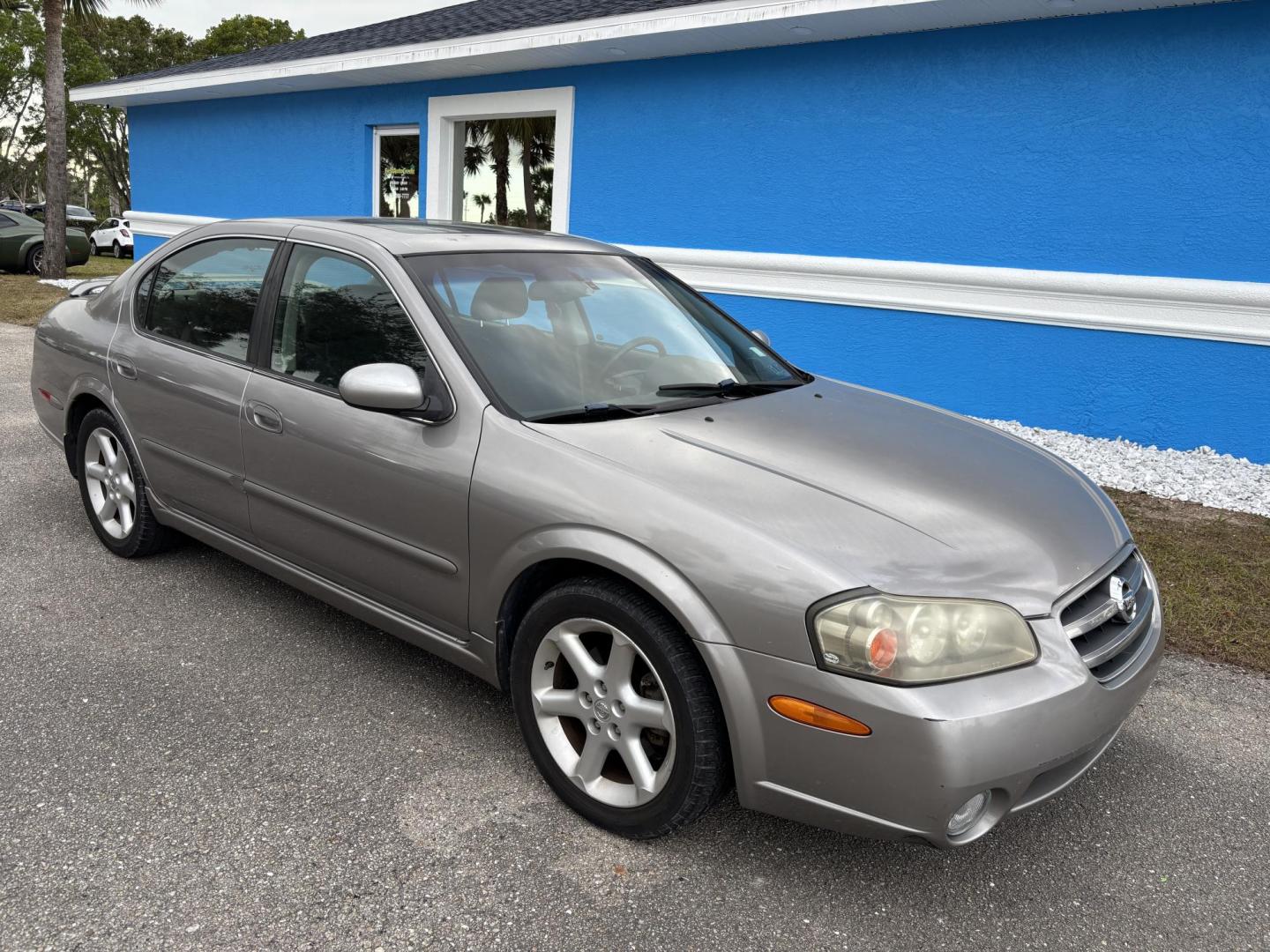 2002 GOLD /GRAY Nissan Maxima GLE (JN1DA31D12T) with an 3.5L V6 DOHC 24V engine, 4-Speed Automatic Overdrive transmission, located at 11100 Summerlin Square Dr., Fort Myers Beach, FL, 33931, (239) 999-7777, 26.493452, -81.938683 - Photo#3