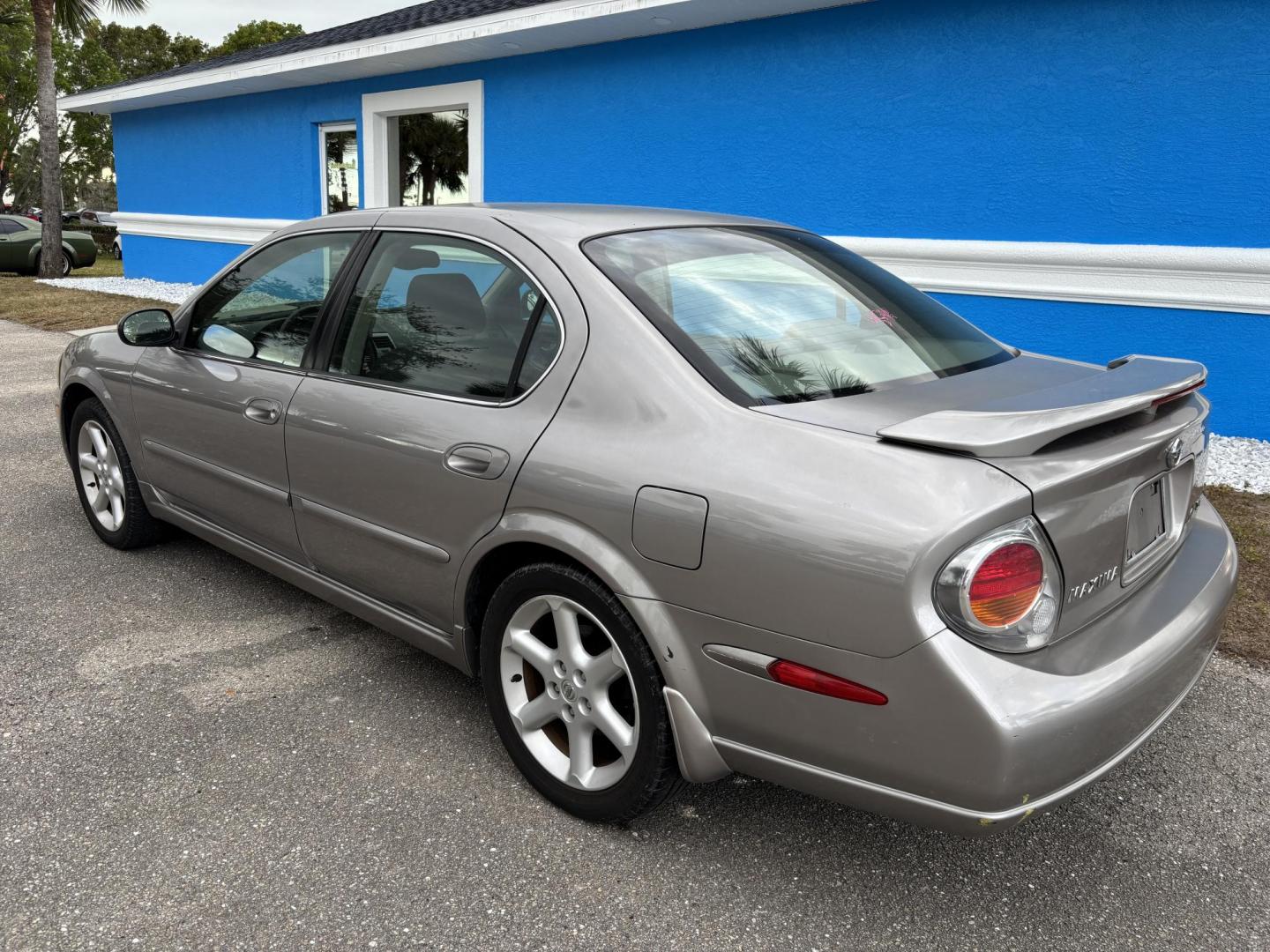 2002 GOLD /GRAY Nissan Maxima GLE (JN1DA31D12T) with an 3.5L V6 DOHC 24V engine, 4-Speed Automatic Overdrive transmission, located at 11100 Summerlin Square Dr., Fort Myers Beach, FL, 33931, (239) 999-7777, 26.493452, -81.938683 - Photo#1