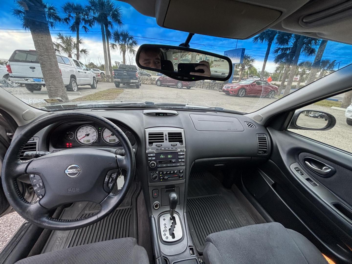 2002 GOLD /GRAY Nissan Maxima GLE (JN1DA31D12T) with an 3.5L V6 DOHC 24V engine, 4-Speed Automatic Overdrive transmission, located at 11100 Summerlin Square Dr., Fort Myers Beach, FL, 33931, (239) 999-7777, 26.493452, -81.938683 - Photo#4