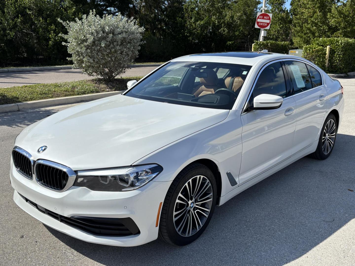 2019 WHITE /tan BMW 5-Series 540i (WBAJE5C52KW) with an 3.0L L6 DOHC 24V engine, 8A transmission, located at 11170 Summerlin Square Dr., Fort Myers Beach, FL, 33931, (239) 999-7777, 26.493546, -81.941628 - Photo#0