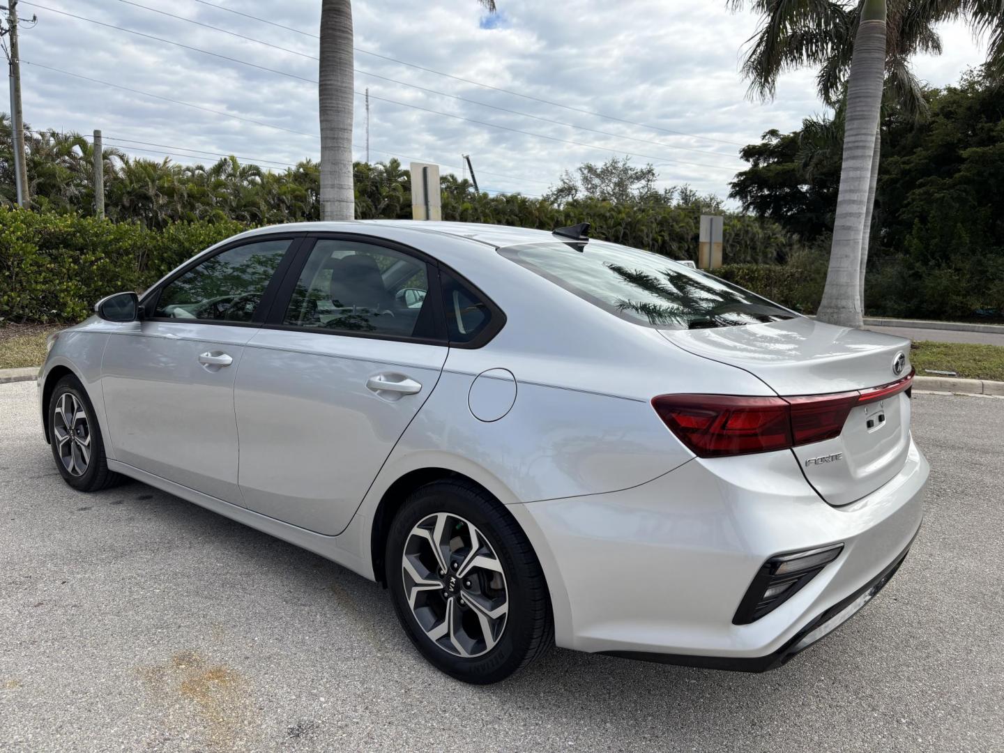 2020 SILVER /BLACK Kia Forte FE 6M (3KPF24AD4LE) with an 2.0L L4 DOHC 16V engine, 6M transmission, located at 11170 Summerlin Square Dr., Fort Myers Beach, FL, 33931, (239) 999-7777, 26.493546, -81.941628 - 1 Owner No Damage No Accident Carfax - Photo#4