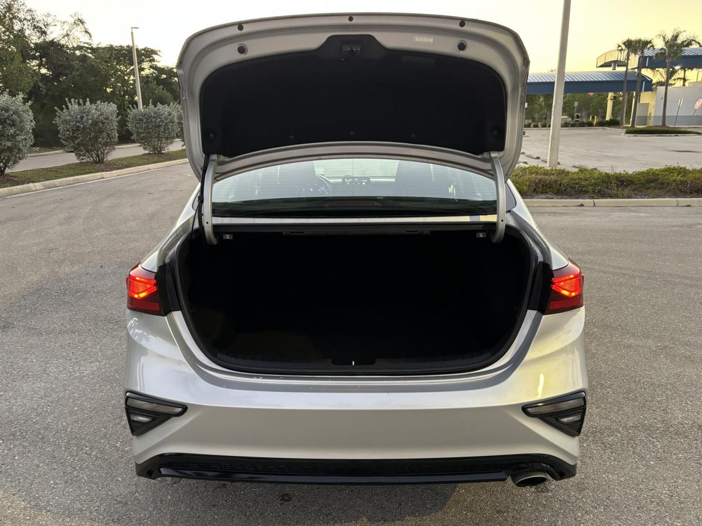 2020 SILVER /BLACK Kia Forte FE 6M (3KPF24AD4LE) with an 2.0L L4 DOHC 16V engine, 6M transmission, located at 11170 Summerlin Square Dr., Fort Myers Beach, FL, 33931, (239) 999-7777, 26.493546, -81.941628 - 1 Owner No Damage No Accident Carfax - Photo#26