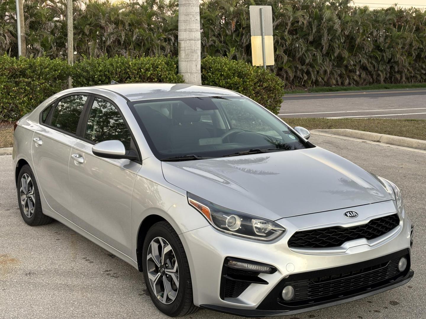 2020 SILVER /BLACK Kia Forte FE 6M (3KPF24AD4LE) with an 2.0L L4 DOHC 16V engine, 6M transmission, located at 11170 Summerlin Square Dr., Fort Myers Beach, FL, 33931, (239) 999-7777, 26.493546, -81.941628 - 1 Owner No Damage No Accident Carfax - Photo#2