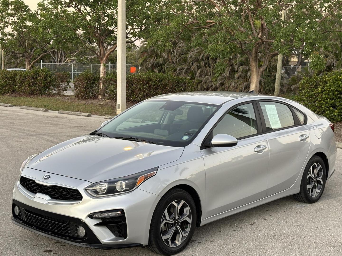 2020 SILVER /BLACK Kia Forte FE 6M (3KPF24AD4LE) with an 2.0L L4 DOHC 16V engine, 6M transmission, located at 11170 Summerlin Square Dr., Fort Myers Beach, FL, 33931, (239) 999-7777, 26.493546, -81.941628 - 1 Owner No Damage No Accident Carfax - Photo#0