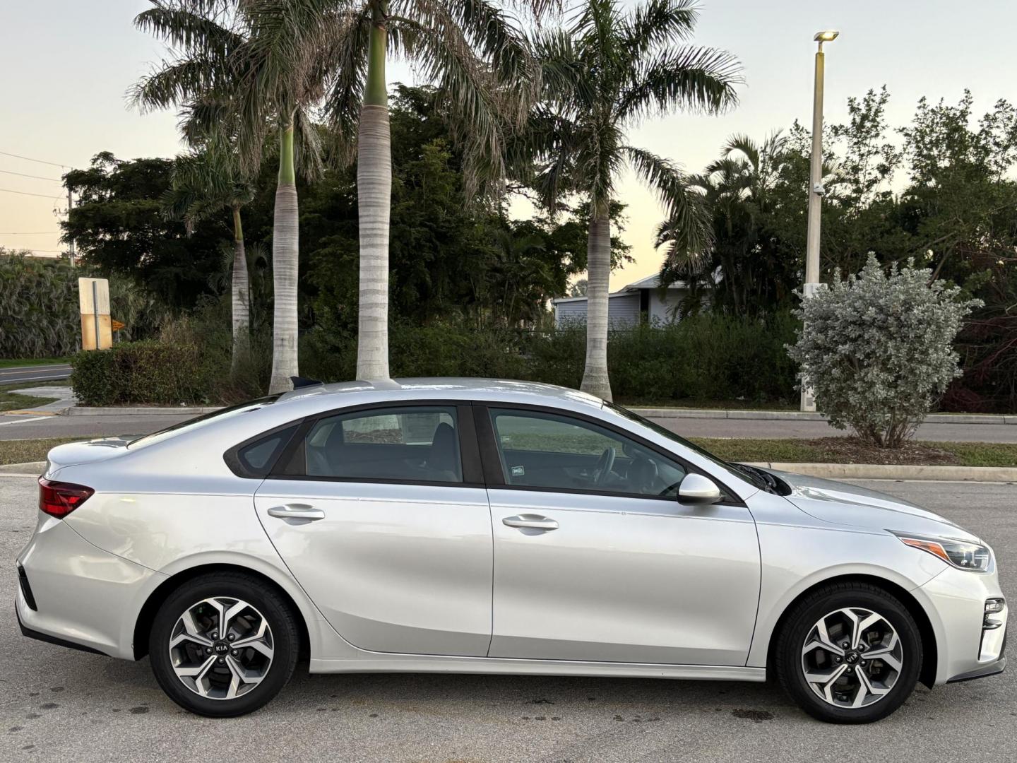 2020 SILVER /BLACK Kia Forte FE 6M (3KPF24AD4LE) with an 2.0L L4 DOHC 16V engine, 6M transmission, located at 11170 Summerlin Square Dr., Fort Myers Beach, FL, 33931, (239) 999-7777, 26.493546, -81.941628 - 1 Owner No Damage No Accident Carfax - Photo#7