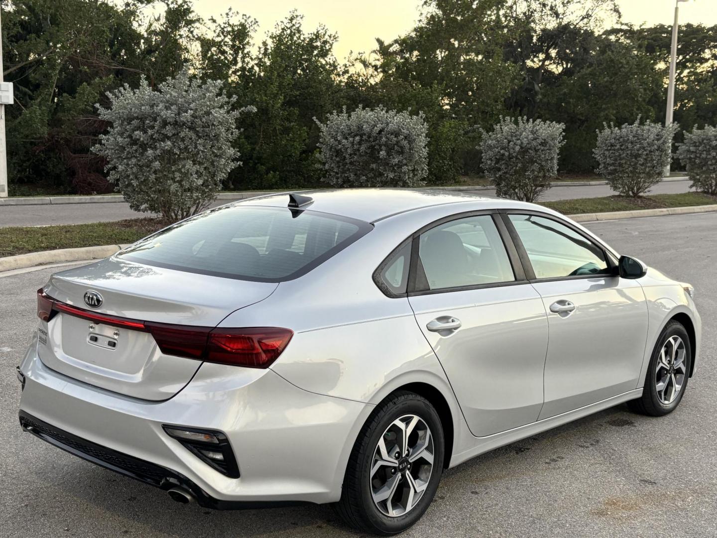 2020 SILVER /BLACK Kia Forte FE 6M (3KPF24AD4LE) with an 2.0L L4 DOHC 16V engine, 6M transmission, located at 11170 Summerlin Square Dr., Fort Myers Beach, FL, 33931, (239) 999-7777, 26.493546, -81.941628 - 1 Owner No Damage No Accident Carfax - Photo#6