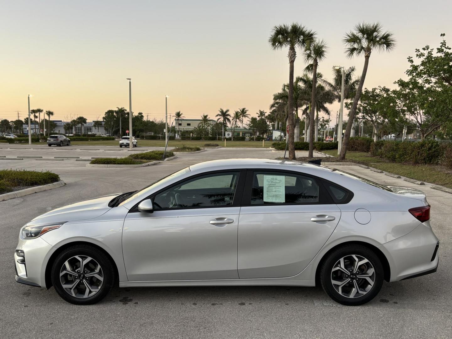 2020 SILVER /BLACK Kia Forte FE 6M (3KPF24AD4LE) with an 2.0L L4 DOHC 16V engine, 6M transmission, located at 11170 Summerlin Square Dr., Fort Myers Beach, FL, 33931, (239) 999-7777, 26.493546, -81.941628 - 1 Owner No Damage No Accident Carfax - Photo#3