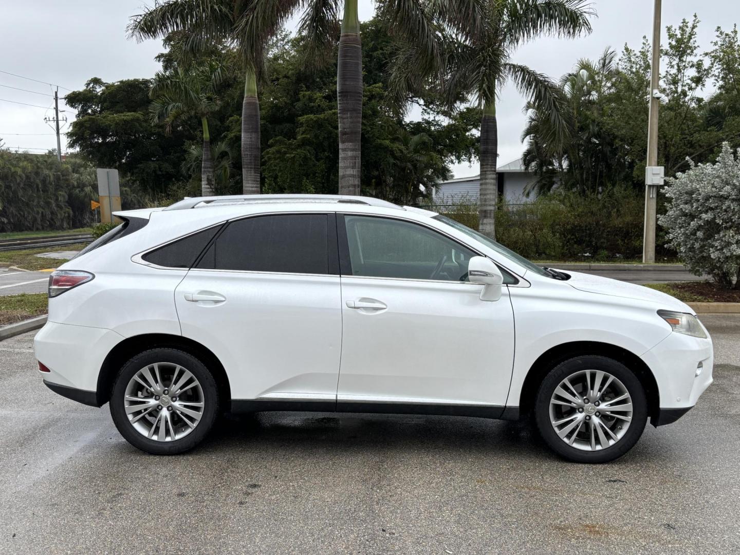 2014 WHITE /BLACK Lexus RX 350 FWD (2T2ZK1BA9EC) with an 3.5L V6 DOHC 24V engine, 5-Speed Automatic transmission, located at 11170 Summerlin Square Dr., Fort Myers Beach, FL, 33931, (239) 999-7777, 26.493546, -81.941628 - 2 Owner - Photo#3