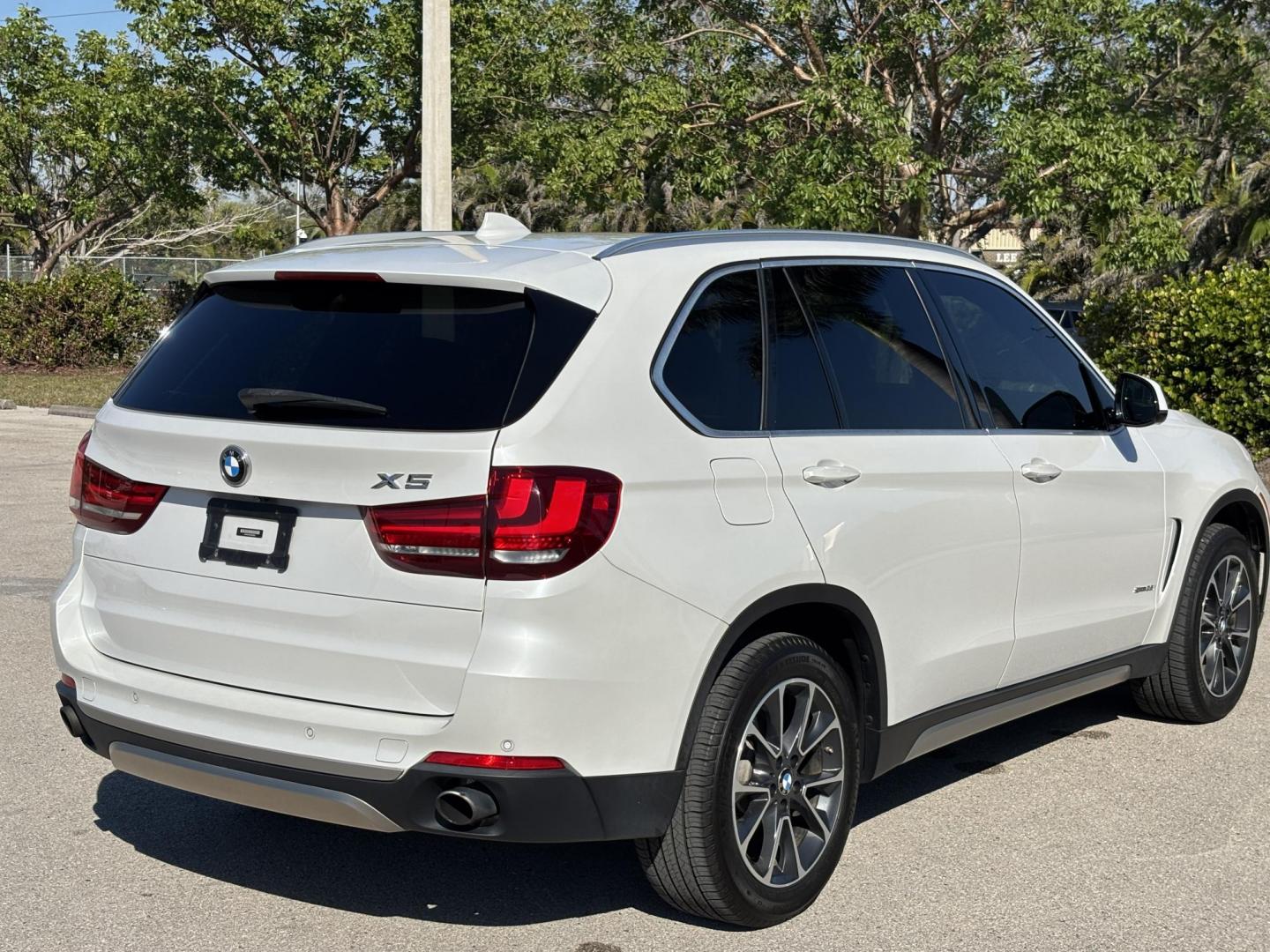 2017 WHITE BMW X5 SDRIVE35I (5UXKR2C3XH0) with an 3.0L engine, Automatic transmission, located at 11170 Summerlin Square Dr., Fort Myers Beach, FL, 33931, (239) 999-7777, 26.493546, -81.941628 - Photo#5