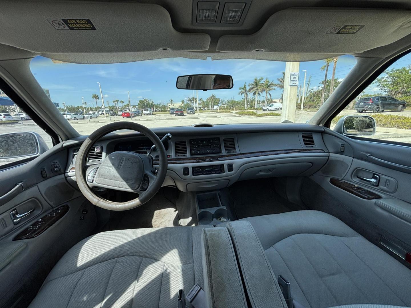 1997 SILVER LINCOLN TOWN CAR EXECUTIVE (1LNLM81W0VY) with an 4.6L engine, Automatic transmission, located at 11170 Summerlin Square Dr., Fort Myers Beach, FL, 33931, (239) 999-7777, 26.493546, -81.941628 - Photo#10