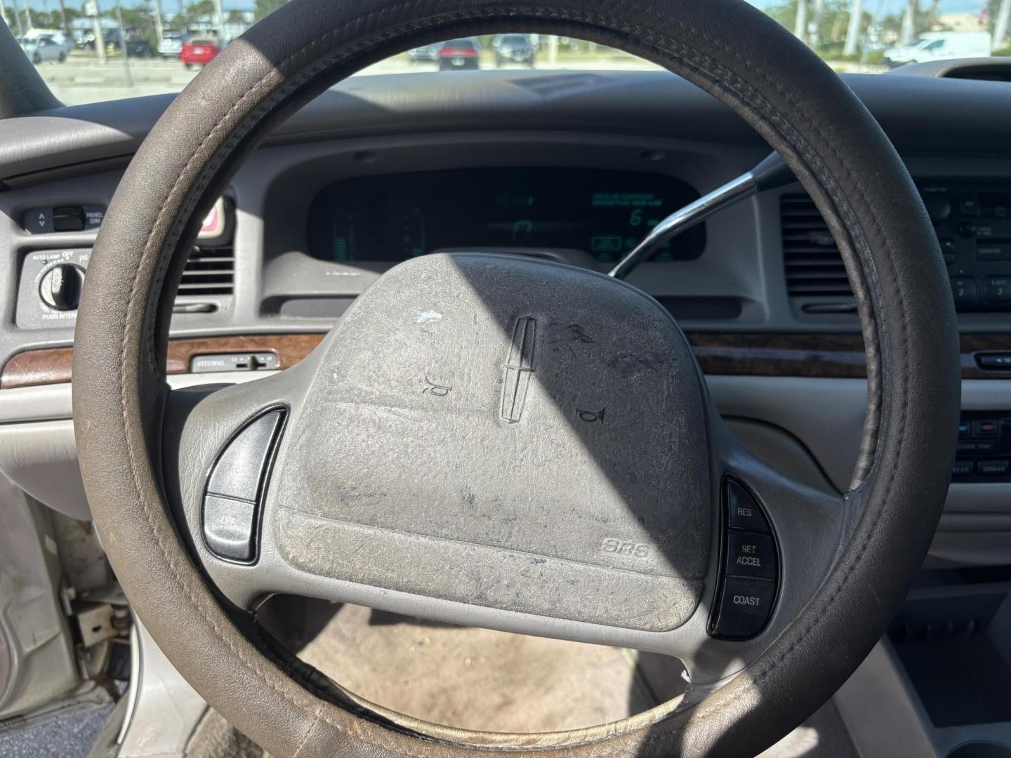 1997 SILVER LINCOLN TOWN CAR EXECUTIVE (1LNLM81W0VY) with an 4.6L engine, Automatic transmission, located at 11170 Summerlin Square Dr., Fort Myers Beach, FL, 33931, (239) 999-7777, 26.493546, -81.941628 - Photo#15