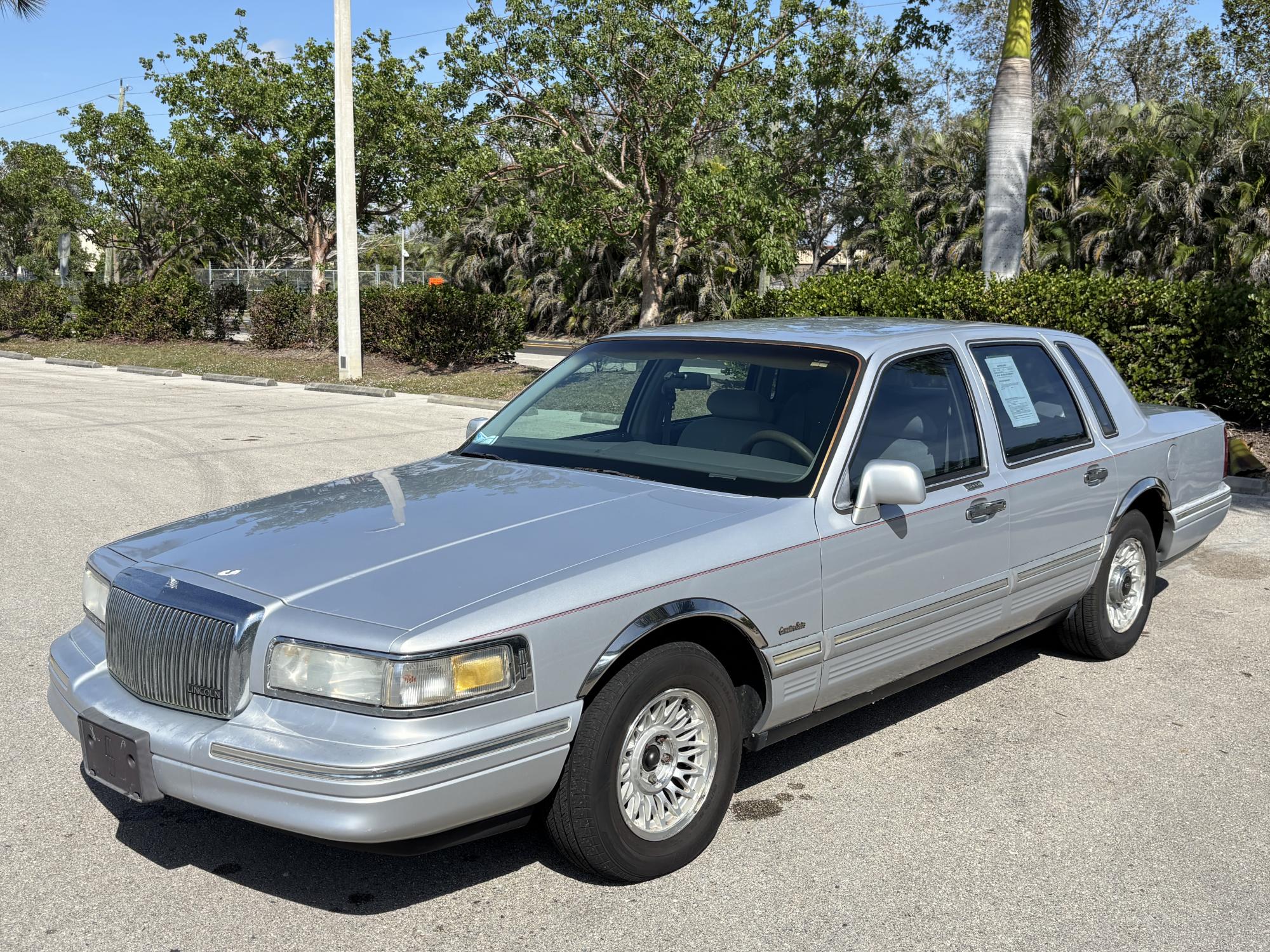 photo of 1997 LINCOLN TOWN CAR EXECUTIVE