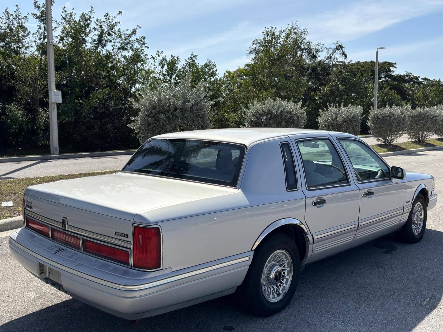 1997 SILVER LINCOLN TOWN CAR EXECUTIVE (1LNLM81W0VY) with an 4.6L engine, Automatic transmission, located at 11170 Summerlin Square Dr., Fort Myers Beach, FL, 33931, (239) 999-7777, 26.493546, -81.941628 - Photo#4