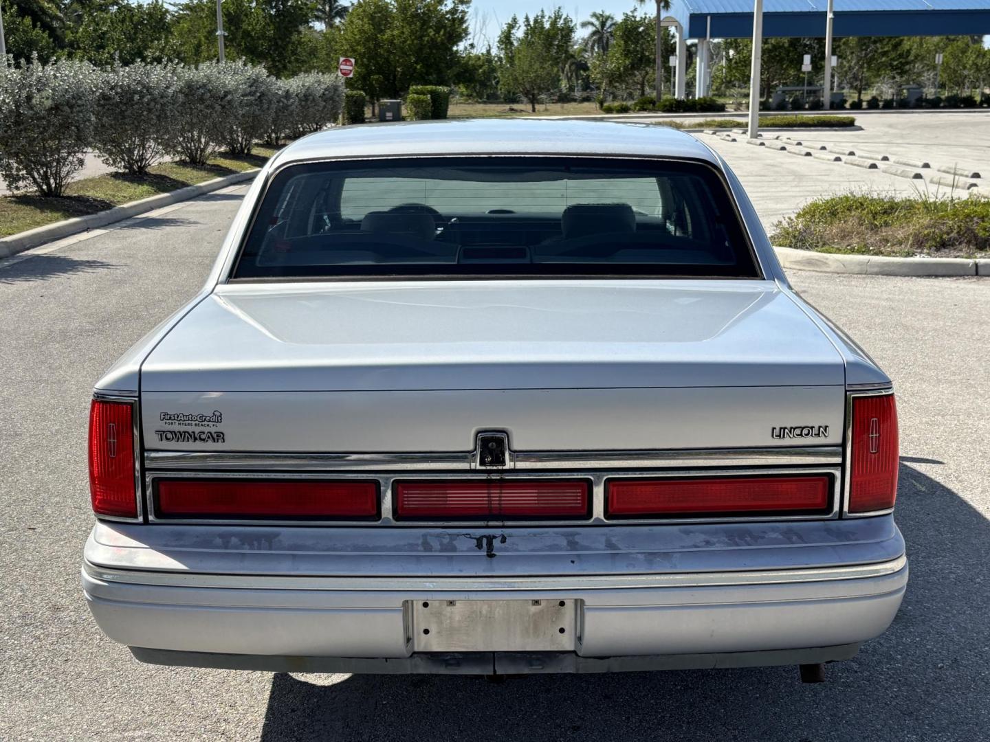 1997 SILVER LINCOLN TOWN CAR EXECUTIVE (1LNLM81W0VY) with an 4.6L engine, Automatic transmission, located at 11170 Summerlin Square Dr., Fort Myers Beach, FL, 33931, (239) 999-7777, 26.493546, -81.941628 - Photo#5