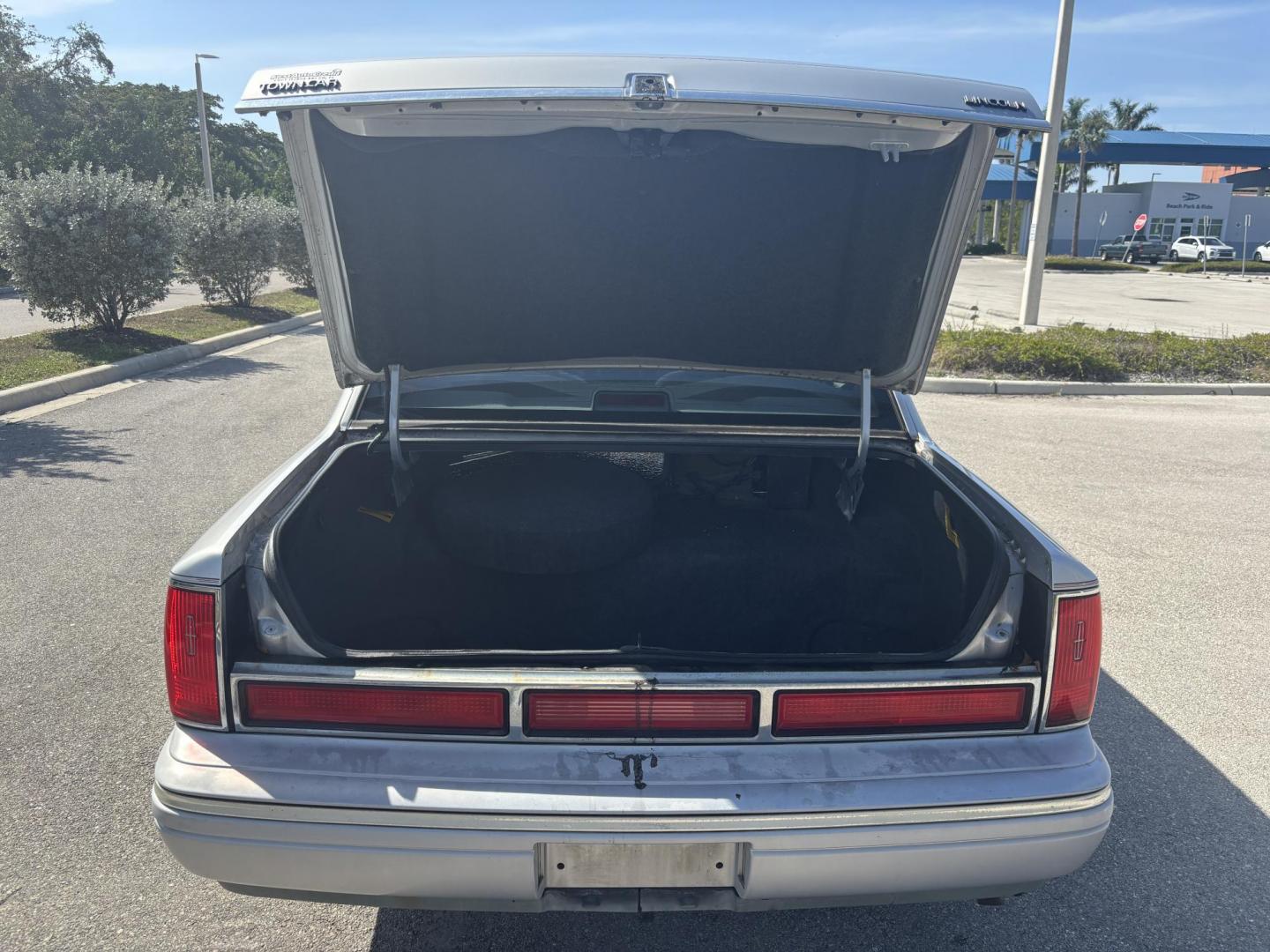 1997 SILVER LINCOLN TOWN CAR EXECUTIVE (1LNLM81W0VY) with an 4.6L engine, Automatic transmission, located at 11170 Summerlin Square Dr., Fort Myers Beach, FL, 33931, (239) 999-7777, 26.493546, -81.941628 - Photo#8