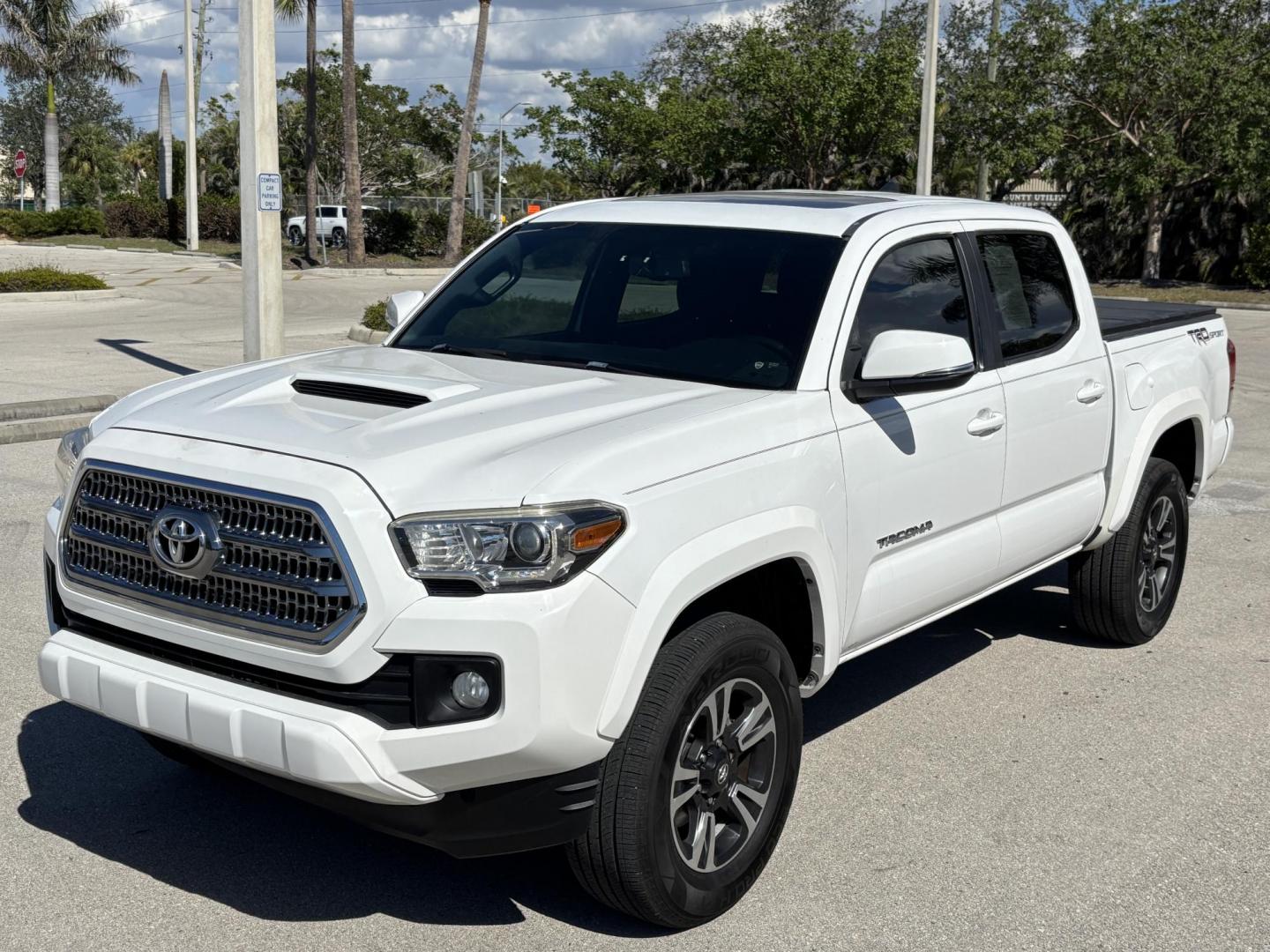 2016 WHITE TOYOTA TACOMA DOUBLE CAB (3TMAZ5CN2GM) with an 3.5L engine, Automatic transmission, located at 11170 Summerlin Square Dr., Fort Myers Beach, FL, 33931, (239) 999-7777, 26.493546, -81.941628 - Photo#0