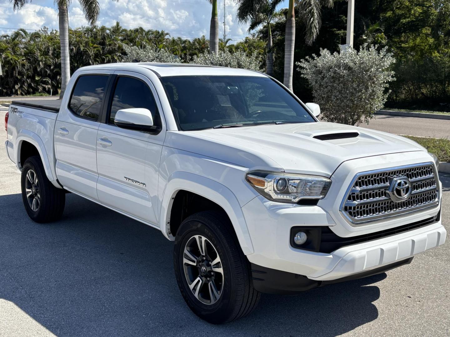 2016 WHITE TOYOTA TACOMA DOUBLE CAB (3TMAZ5CN2GM) with an 3.5L engine, Automatic transmission, located at 11170 Summerlin Square Dr., Fort Myers Beach, FL, 33931, (239) 999-7777, 26.493546, -81.941628 - Photo#2