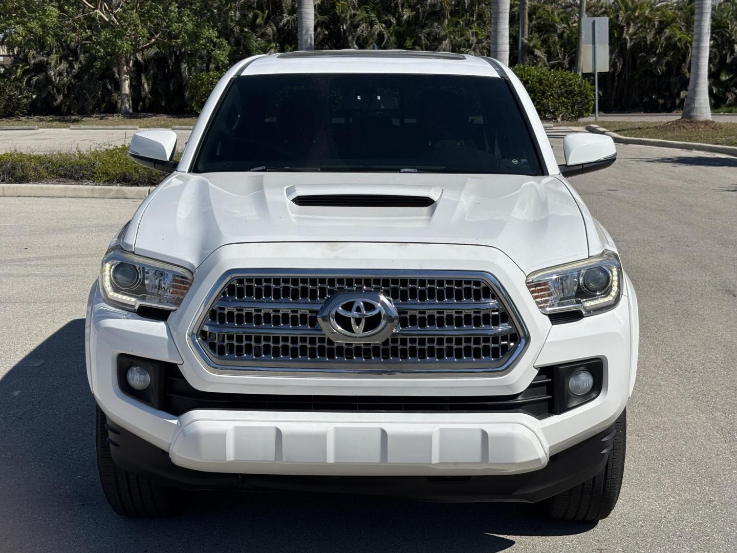 2016 WHITE TOYOTA TACOMA DOUBLE CAB (3TMAZ5CN2GM) with an 3.5L engine, Automatic transmission, located at 11170 Summerlin Square Dr., Fort Myers Beach, FL, 33931, (239) 999-7777, 26.493546, -81.941628 - Photo#1