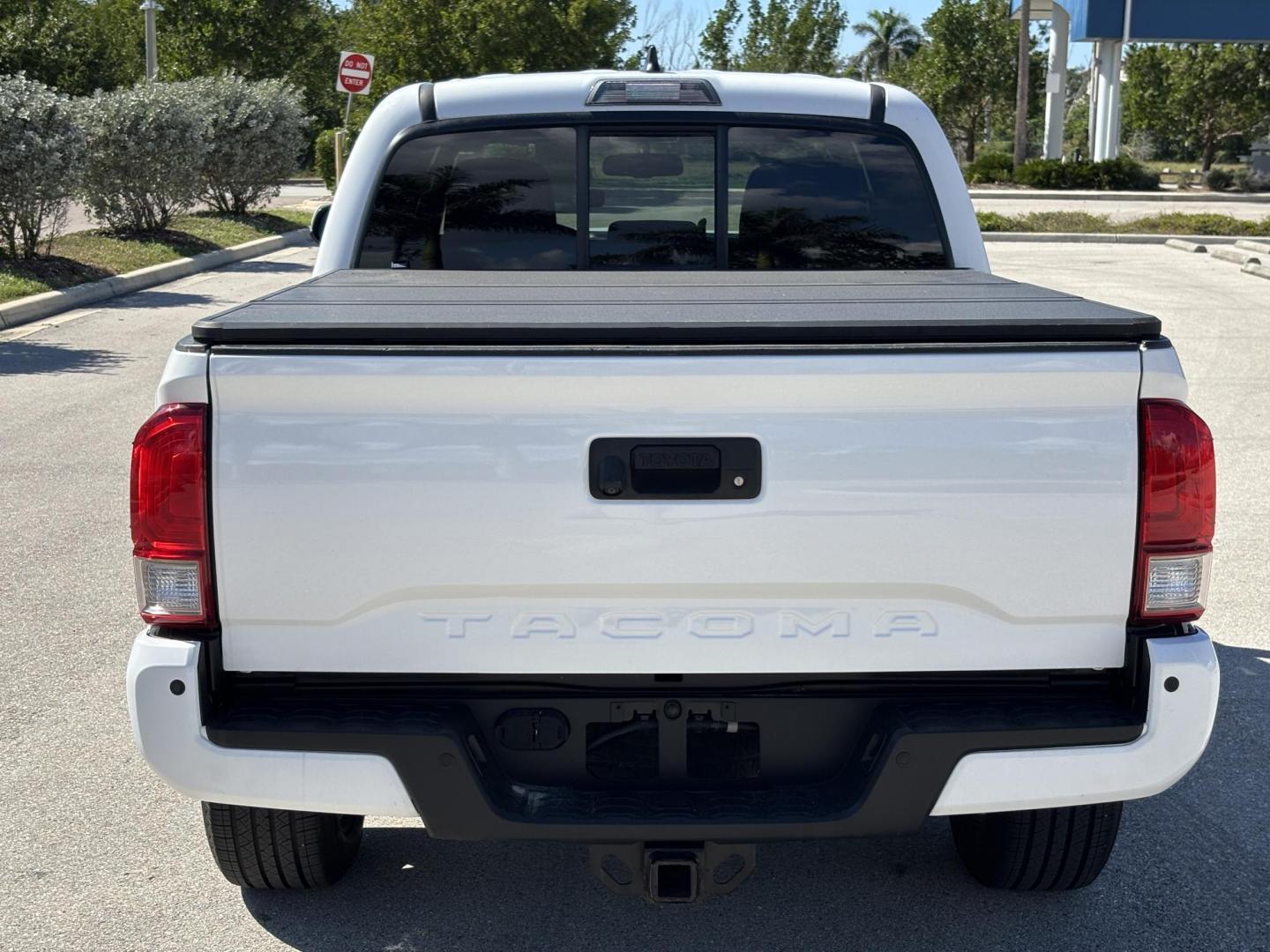 2016 WHITE TOYOTA TACOMA DOUBLE CAB (3TMAZ5CN2GM) with an 3.5L engine, Automatic transmission, located at 11170 Summerlin Square Dr., Fort Myers Beach, FL, 33931, (239) 999-7777, 26.493546, -81.941628 - Photo#5