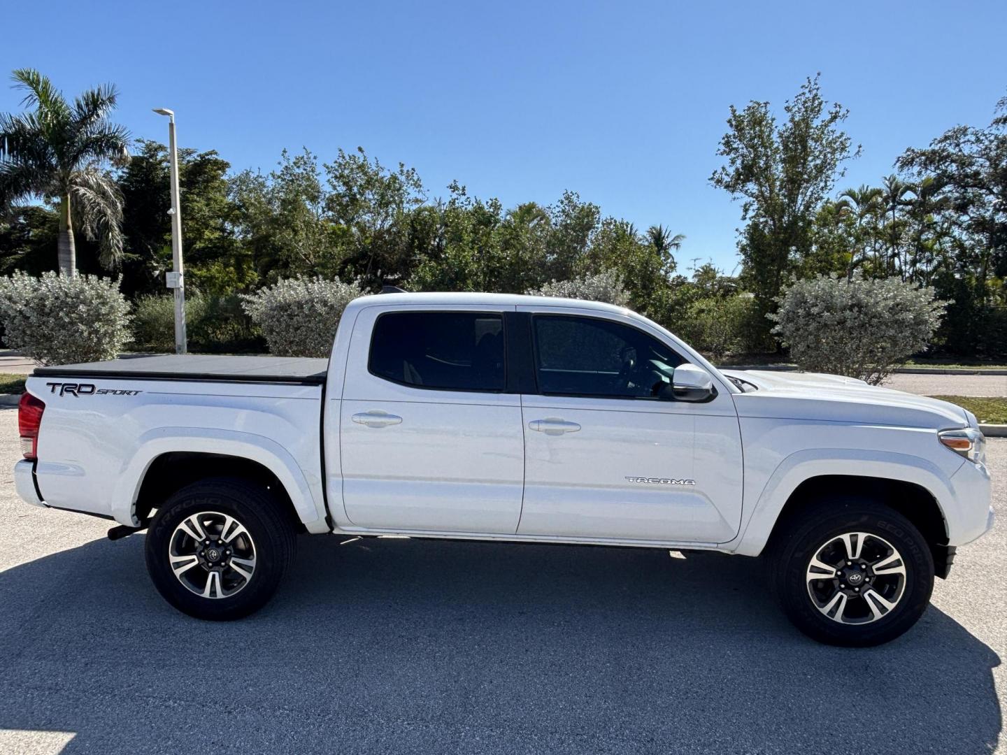 2016 WHITE TOYOTA TACOMA DOUBLE CAB (3TMAZ5CN2GM) with an 3.5L engine, Automatic transmission, located at 11170 Summerlin Square Dr., Fort Myers Beach, FL, 33931, (239) 999-7777, 26.493546, -81.941628 - Photo#3