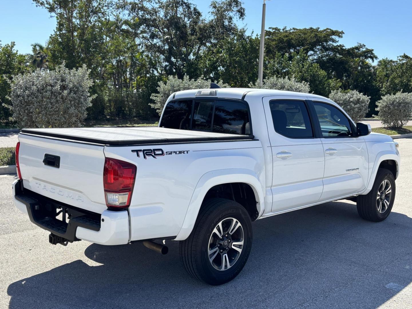 2016 WHITE TOYOTA TACOMA DOUBLE CAB (3TMAZ5CN2GM) with an 3.5L engine, Automatic transmission, located at 11170 Summerlin Square Dr., Fort Myers Beach, FL, 33931, (239) 999-7777, 26.493546, -81.941628 - Photo#4