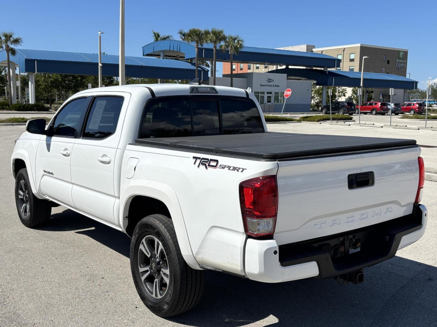 2016 WHITE TOYOTA TACOMA DOUBLE CAB (3TMAZ5CN2GM) with an 3.5L engine, Automatic transmission, located at 11170 Summerlin Square Dr., Fort Myers Beach, FL, 33931, (239) 999-7777, 26.493546, -81.941628 - Photo#6