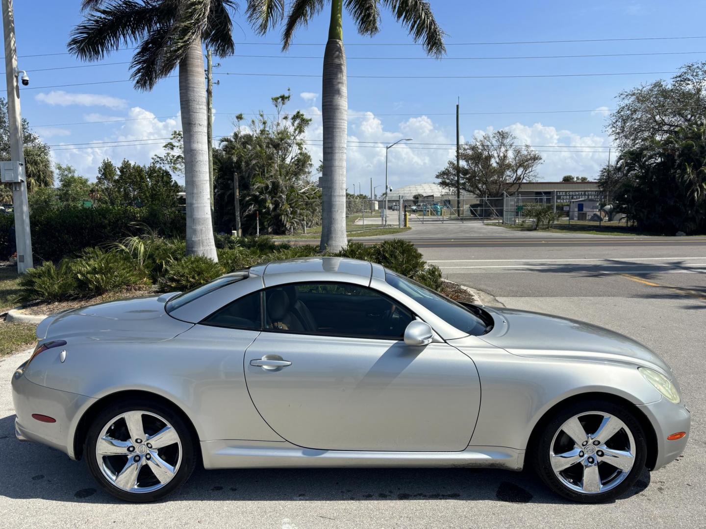 2002 SILVER /BROWN Lexus SC 430 Convertible (JTHFN48Y820) with an 4.3L V8 DOHC 32V engine, 5-Speed Automatic Overdrive transmission, located at 11170 Summerlin Square Dr., Fort Myers Beach, FL, 33931, (239) 999-7777, 26.493546, -81.941628 - Photo#4