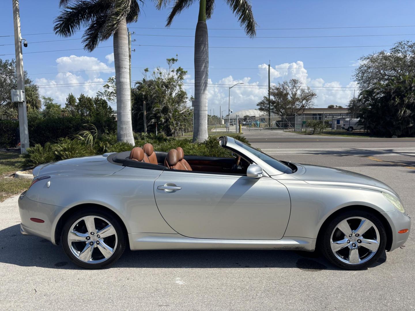 2002 SILVER /BROWN Lexus SC 430 Convertible (JTHFN48Y820) with an 4.3L V8 DOHC 32V engine, 5-Speed Automatic Overdrive transmission, located at 11170 Summerlin Square Dr., Fort Myers Beach, FL, 33931, (239) 999-7777, 26.493546, -81.941628 - Photo#3