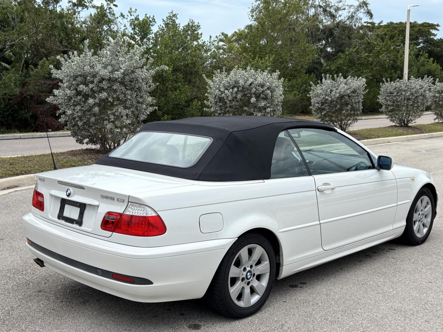 2006 WHITE BMW 325 CI (WBABW33426P) with an 2.5L engine, Automatic transmission, located at 11170 Summerlin Square Dr., Fort Myers Beach, FL, 33931, (239) 999-7777, 26.493546, -81.941628 - Photo#17