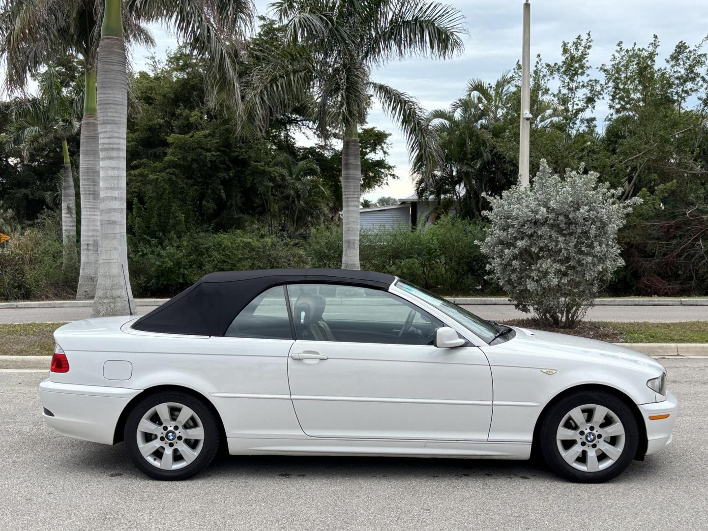 2006 WHITE BMW 325 CI (WBABW33426P) with an 2.5L engine, Automatic transmission, located at 11170 Summerlin Square Dr., Fort Myers Beach, FL, 33931, (239) 999-7777, 26.493546, -81.941628 - Photo#14